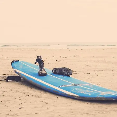 Mahara Caparica Surf Camp *